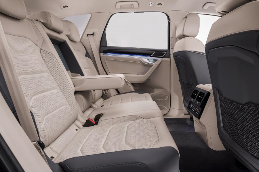Интерьер Volkswagen Touareg V6 TDI Elegance 2018 года  (WW) (фото 40 из 46)
